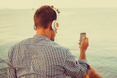 adam kulaklık müzik dinleme