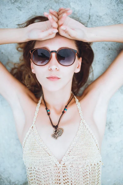 Красива брюнетка дівчина в сонцезахисних окулярах — стокове фото
