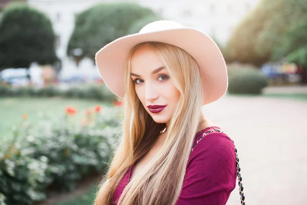 Menina na moda com lábios vermelhos — Fotografia de Stock