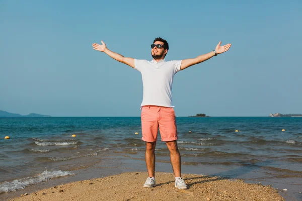 Jonge man op het strand — Stockfoto