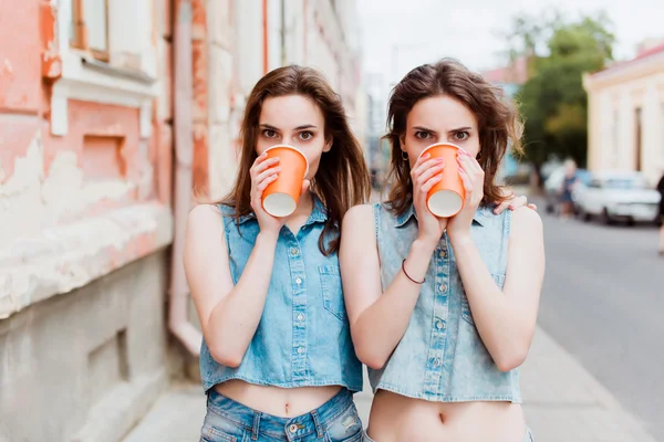 Brunette girlfriends drinking coffee — Stock Photo, Image