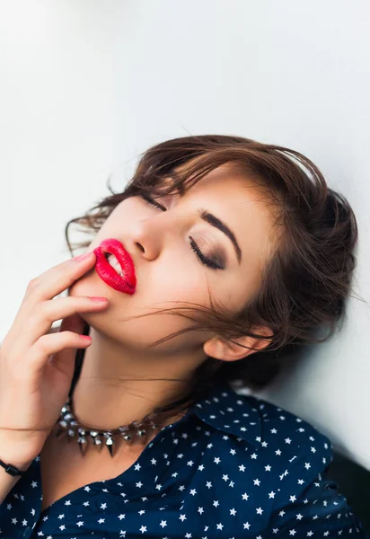 Vacker flicka med röda läppar — Stockfoto