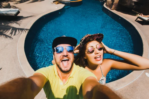 Pareja en gorras haciendo el selfi —  Fotos de Stock