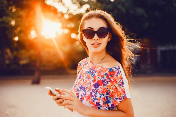 Elinde telefon tutan kadın. — Stok fotoğraf