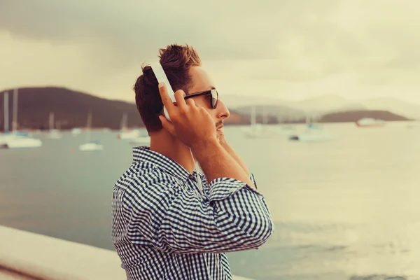 Tipo escuchando música en auriculares —  Fotos de Stock