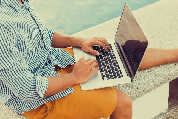 Giovane uomo che lavora su laptop — Foto Stock