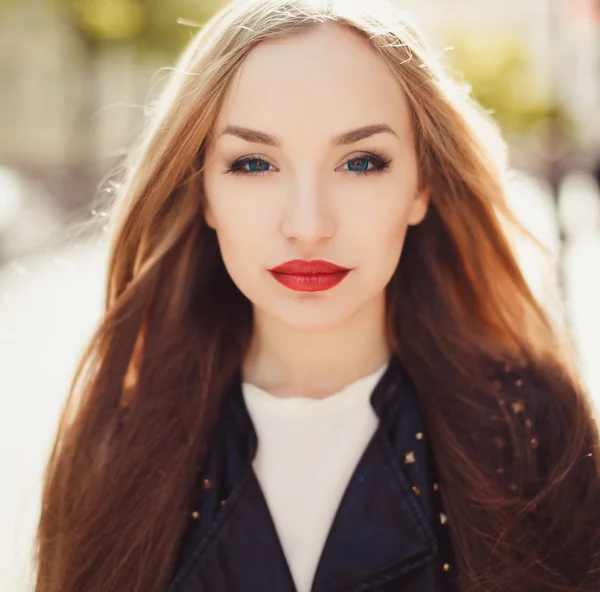 Blond meisje poseren met rode lippen — Stockfoto