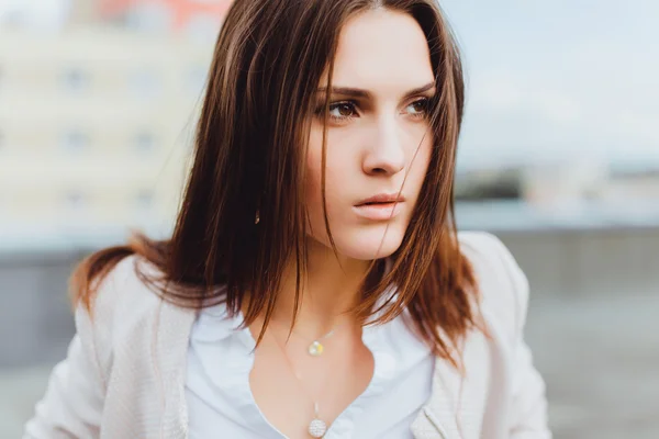 Jeune fille posant dans la rue — Photo