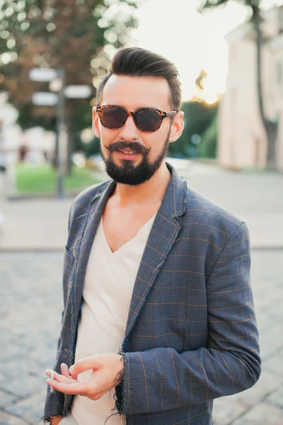 Tipo con una barba fumando cigarrillo —  Fotos de Stock