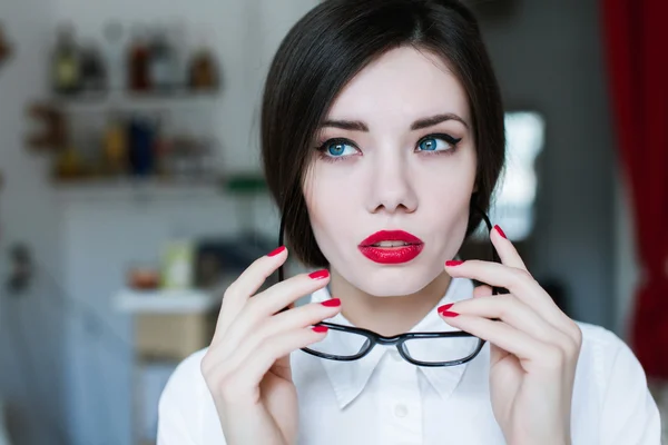 Beautiful brunette girl with red lips — Stock Photo, Image