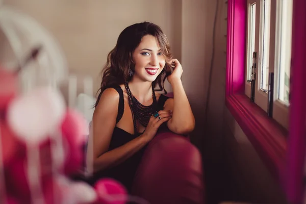 Menina posando no quarto — Fotografia de Stock