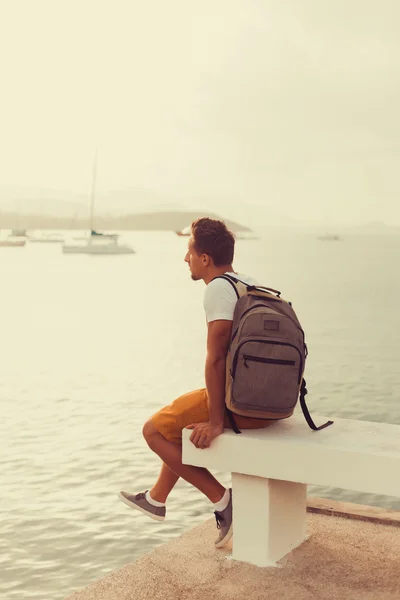 Joyeux jeune homme avec sac — Photo