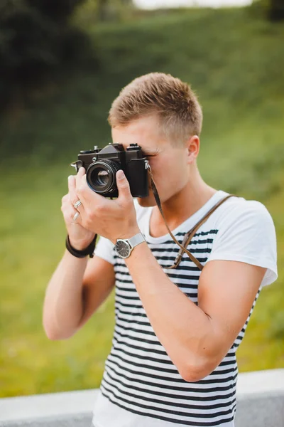 Ragazzo con macchina fotografica nel parco — Foto Stock