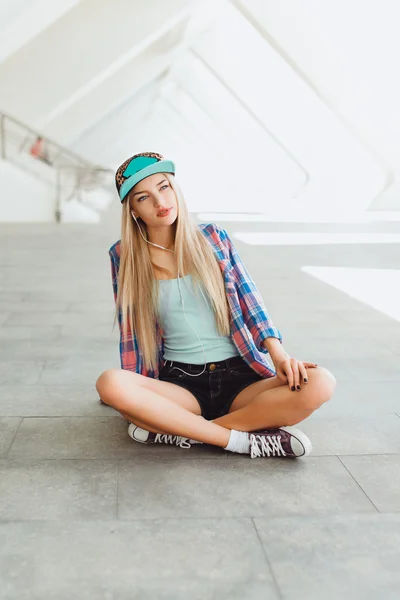 Young hipster beautiful woman — Stockfoto