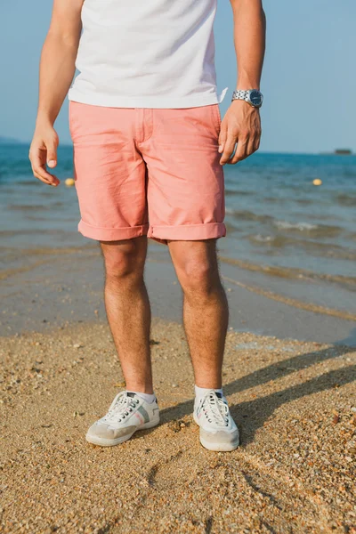 Jeune homme en t-shirt blanc — Photo