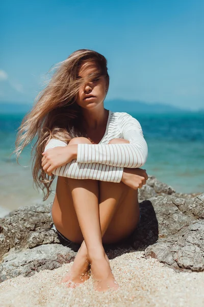 Gyönyörű lány pózol a tengerparton — Stock Fotó