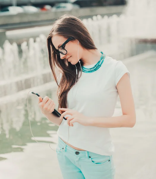 Hipster žena s digitálním tabletu. — Stock fotografie