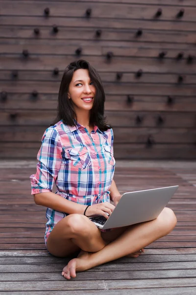 Jeune fille travaillant avec ordinateur portable — Photo