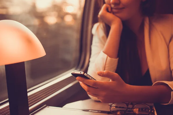 Young girl working on the smartphone — Stock Photo, Image