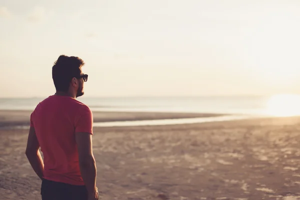 Junger Mann mit Sonnenbrille bei Sonnenuntergang — Stockfoto