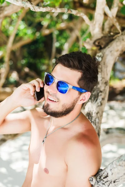 Jeune homme parlant au téléphone — Photo