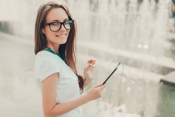 Hipster žena s digitálním tabletu. — Stock fotografie