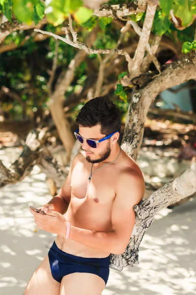 Joven hablando por teléfono. —  Fotos de Stock