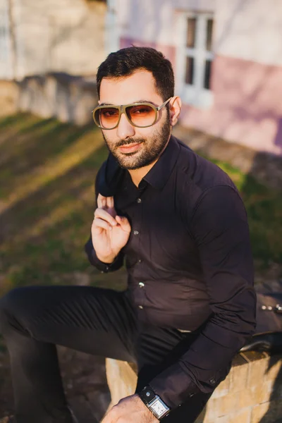 Jovem com barba e óculos de sol — Fotografia de Stock