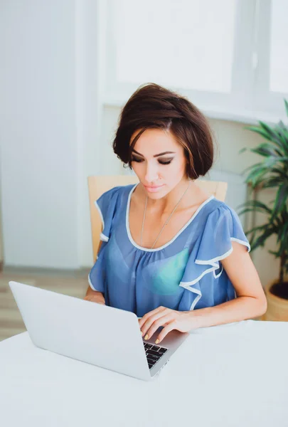 Jovencita que trabaja en casa — Foto de Stock