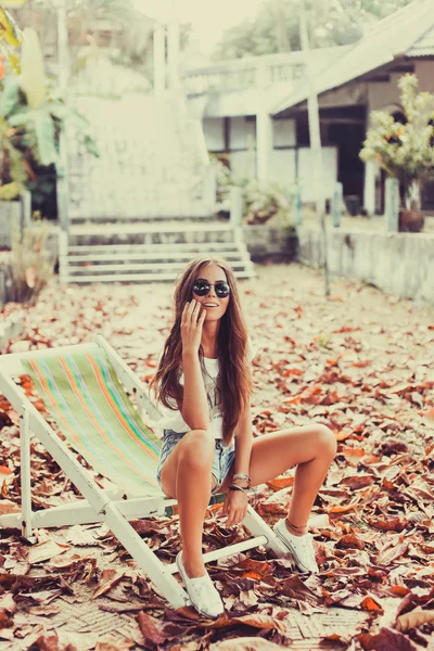 Menina jovem em calções de ganga — Fotografia de Stock