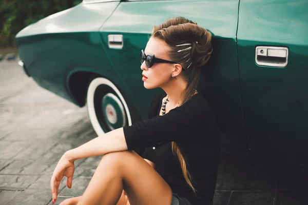 Девушка позирует возле винтажного автомобиля — стоковое фото