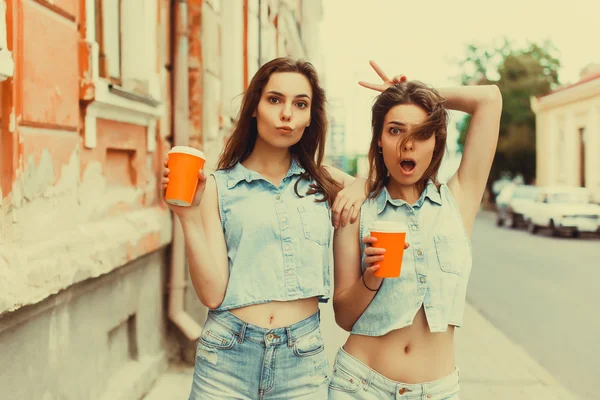 Les filles buvant du café dans la rue — Photo