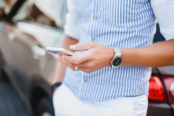 Joven sosteniendo un smartphone — Foto de Stock