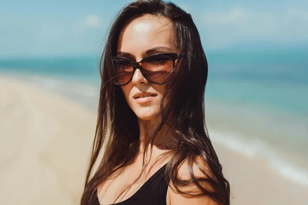 Hermosa chica posando en el mar — Foto de Stock