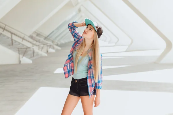 Young hipster beautiful woman — Stock Photo, Image