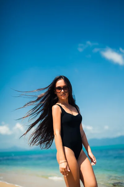 Schöne Mädchen posiert auf dem Meer — Stockfoto