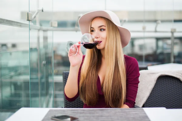 Young woman drinking red wine — Stock Photo, Image