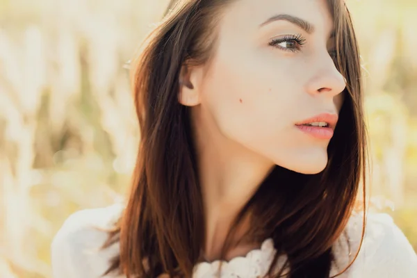 Girl posing in field — Stock Photo, Image