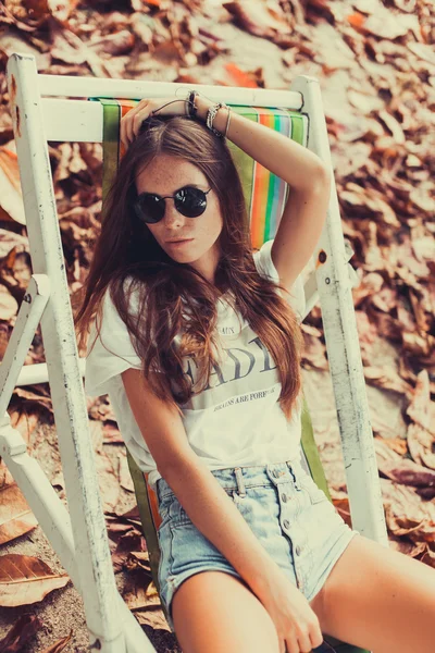 Menina jovem em calções de ganga — Fotografia de Stock