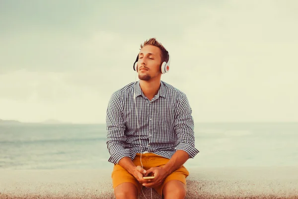 Guy luisteren muziek in hoofdtelefoons — Stockfoto