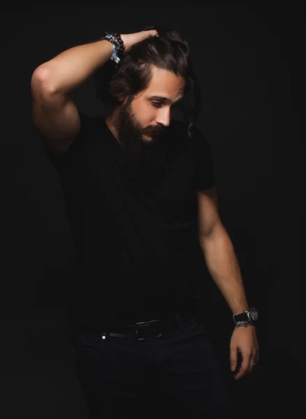 Hombre con camisa negra — Foto de Stock