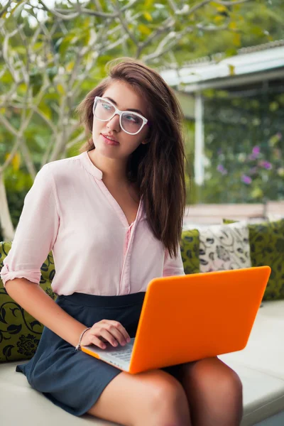 Schönes Mädchen, das am Laptop arbeitet — Stockfoto