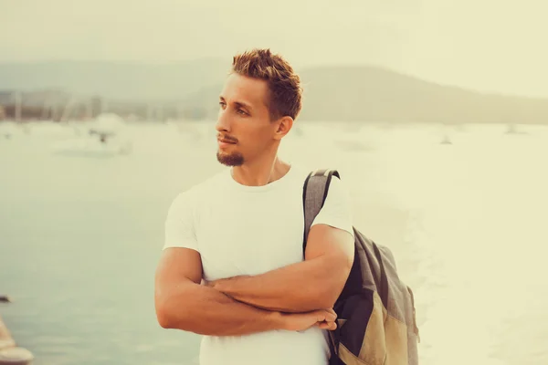 Cheerful young man with bag — Stockfoto