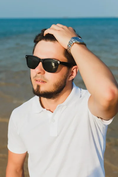 Jeune homme sur la plage — Photo