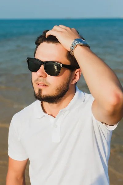 Joven en la playa — Foto de Stock