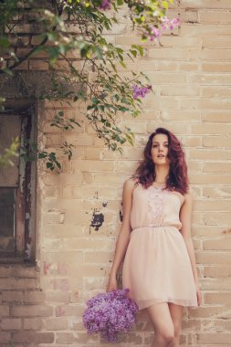 buket çiçek ile poz kız