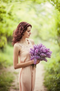 buket çiçek ile poz kız