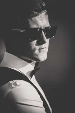 genç çocuk Nehri yakınında poz