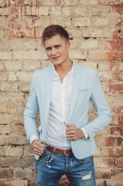 Duvara yakın poz çocuk