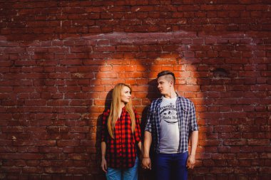 duvarın yanında güzel Çift